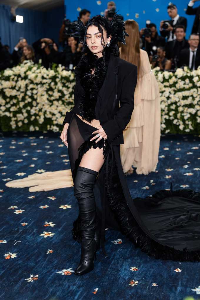 Sängerin Charlie XCX bei der Met Gala 2025