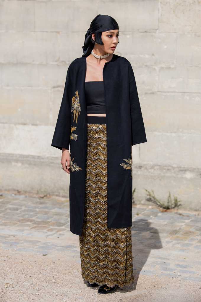 Schwarzhaarige Frau in elegantem Kimono-Outfit