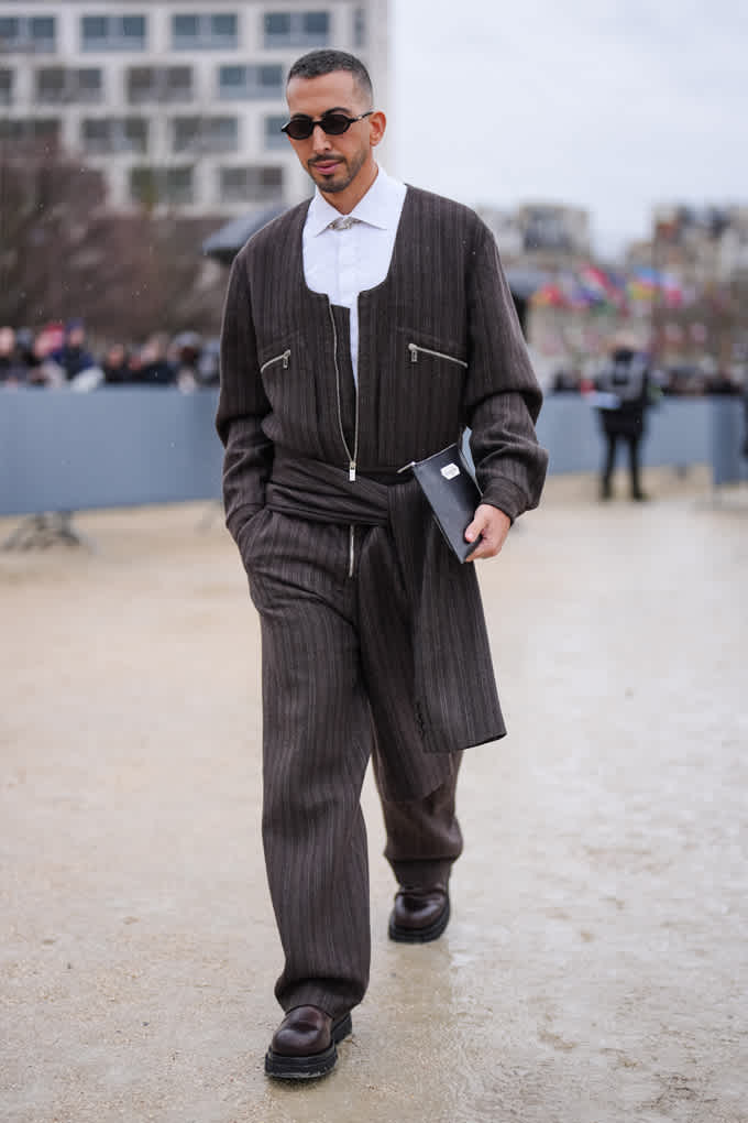 Mann in elegantem schwarzen Jumpsuit mit weißem Hemd