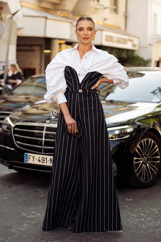 Frau mit schwarz-weißem Jumpsuit für den souveränen Business-Look