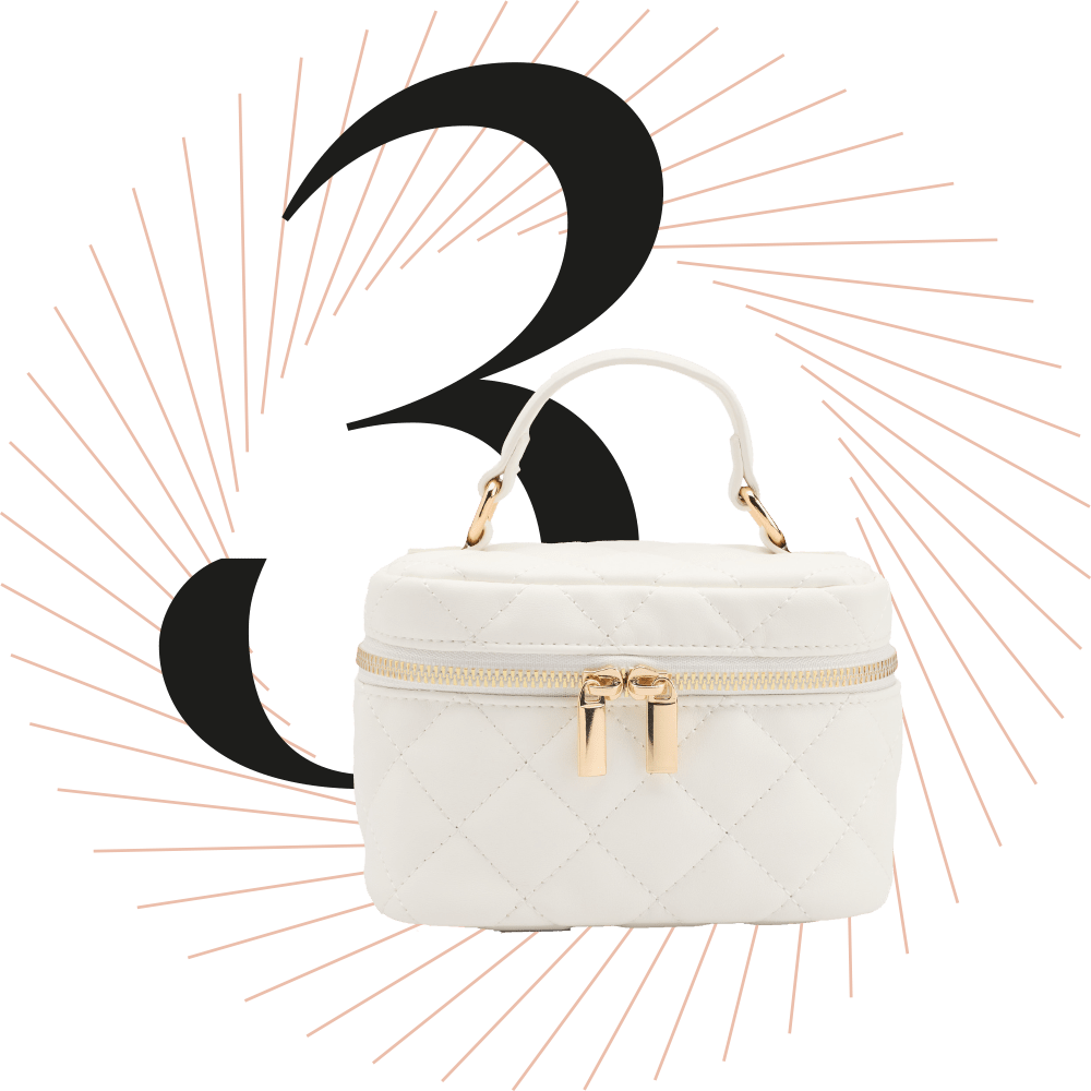 Weiße Travel-Bag, schwarze Ziffer 3 im Hintergrund