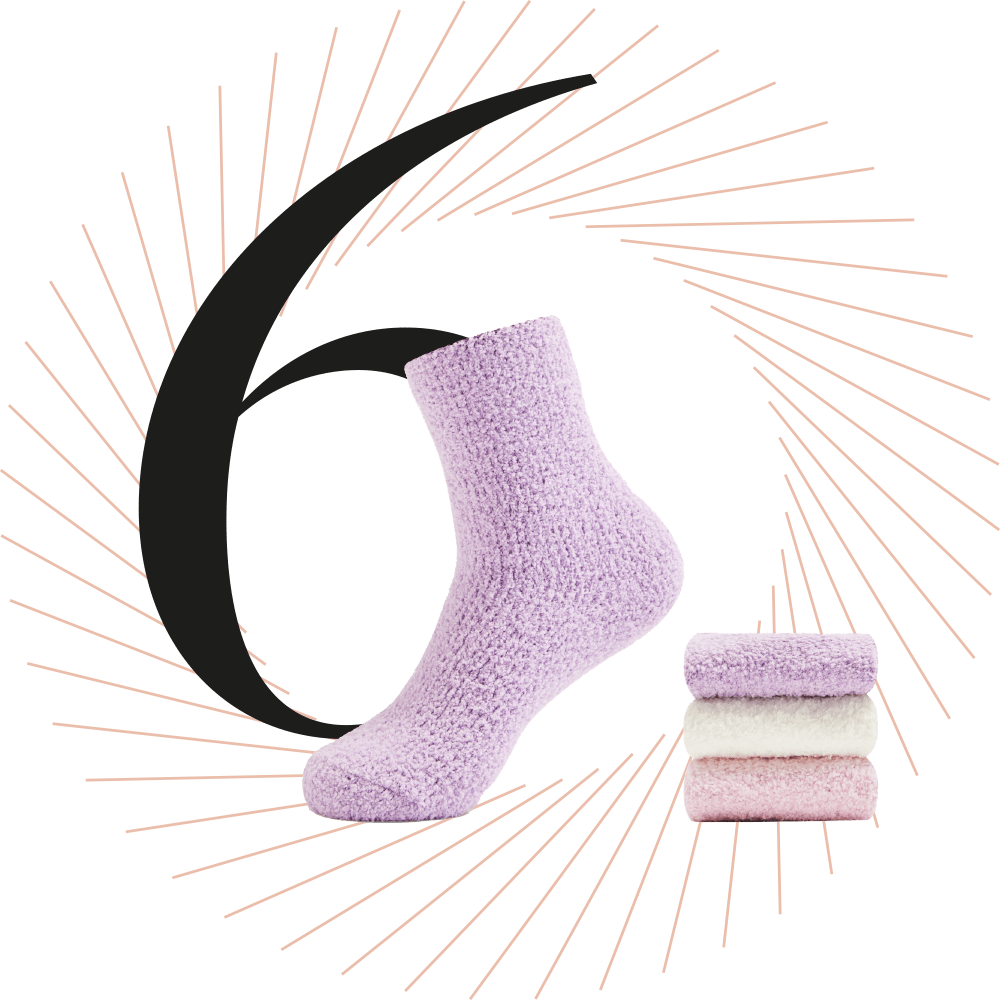 Pinke Kuschelsocken, schwarze Ziffer 6 im Hintergrund