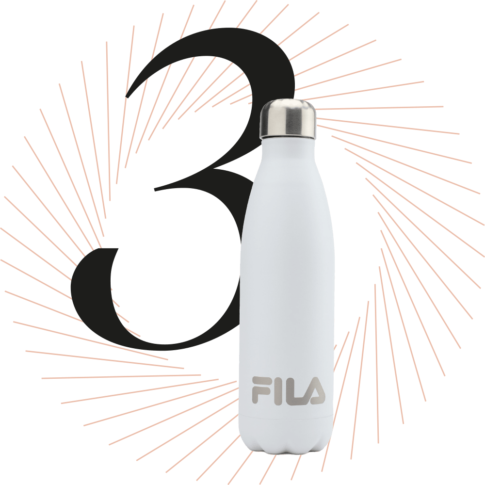 Weiße FILA-Trinkflasche aus Metall, schwarze Ziffer 3 im Hintergrund