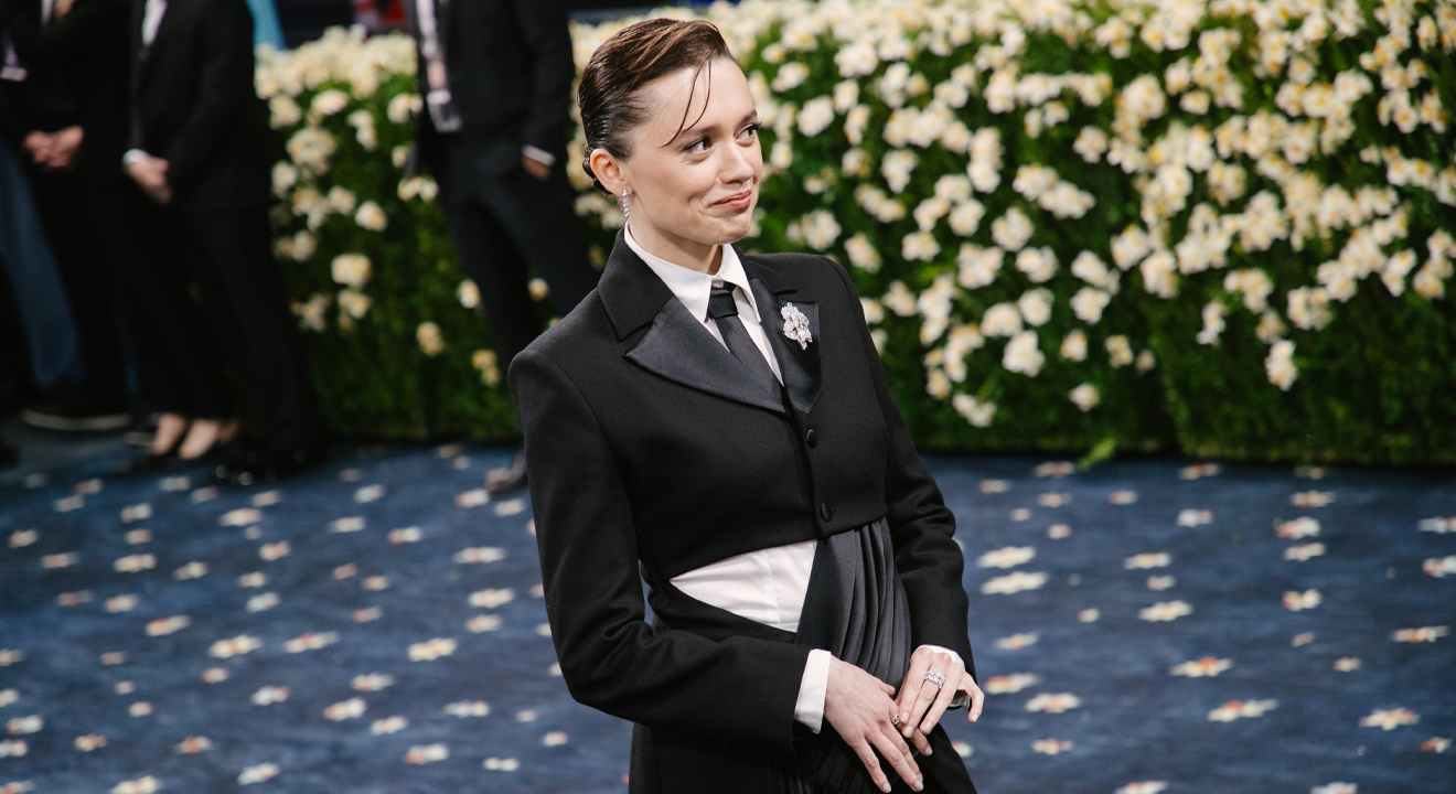 Schauspielerin Aimee Lou Wood in schwarzem Outfit auf rotem Teppich