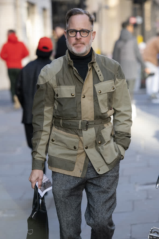 Älterer Mann trägt Utility-Jacke mit Woolpants-Hose