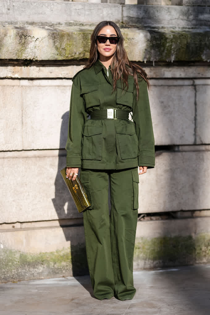 Frau mit olivgrüner Utility Jacke und passenden Cargo Pants