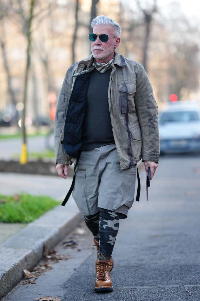 Mann mit Cargo-Jacke und Camou-Leggings kombiniert mit Techshorts im Layering