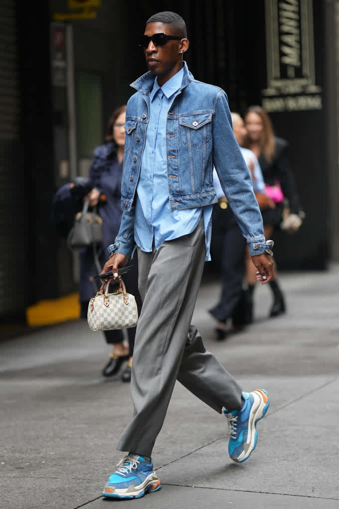 Schwarzer Mann in blauem Denim-Look mit grauer Palazzohose