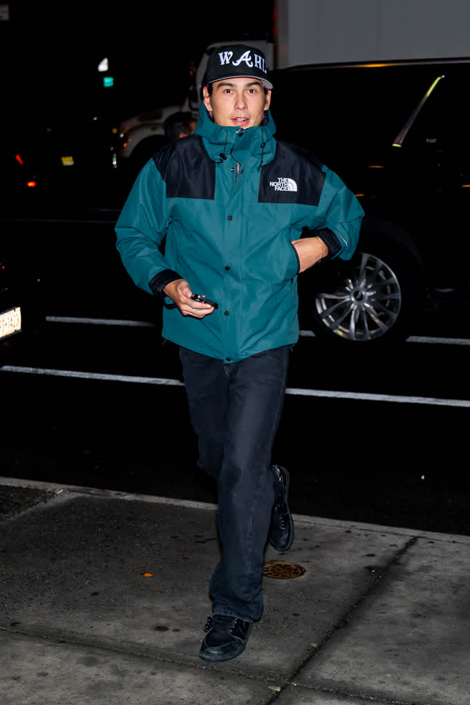 Mann trägt NorthFace-Windbreaker mit schwarzer Mütze