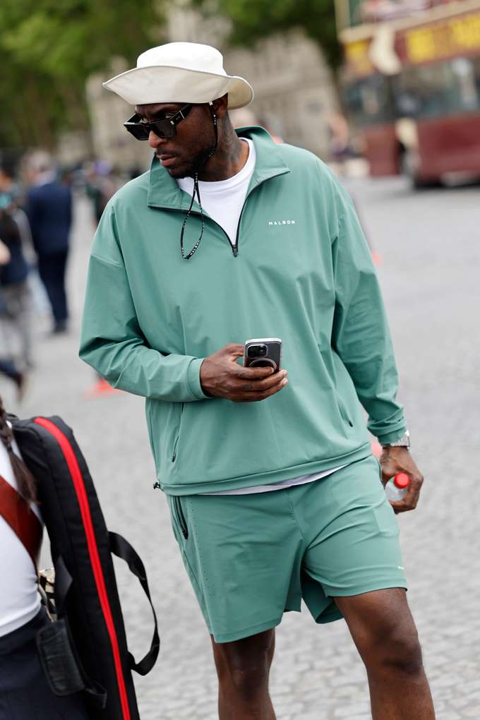 Mann trägt weißen Bucket Hat mit minzgrünem Outfit