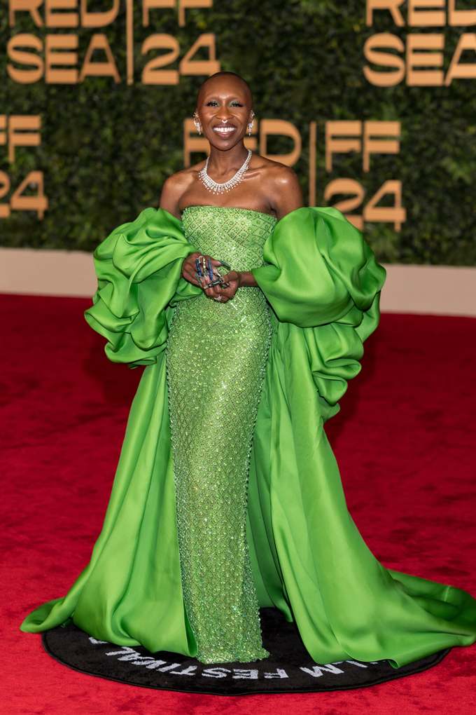 Cynthia Erivo trägt ein smaragdgrünes Kleid mit glitzernder Stickerei auf dem Red Carpet