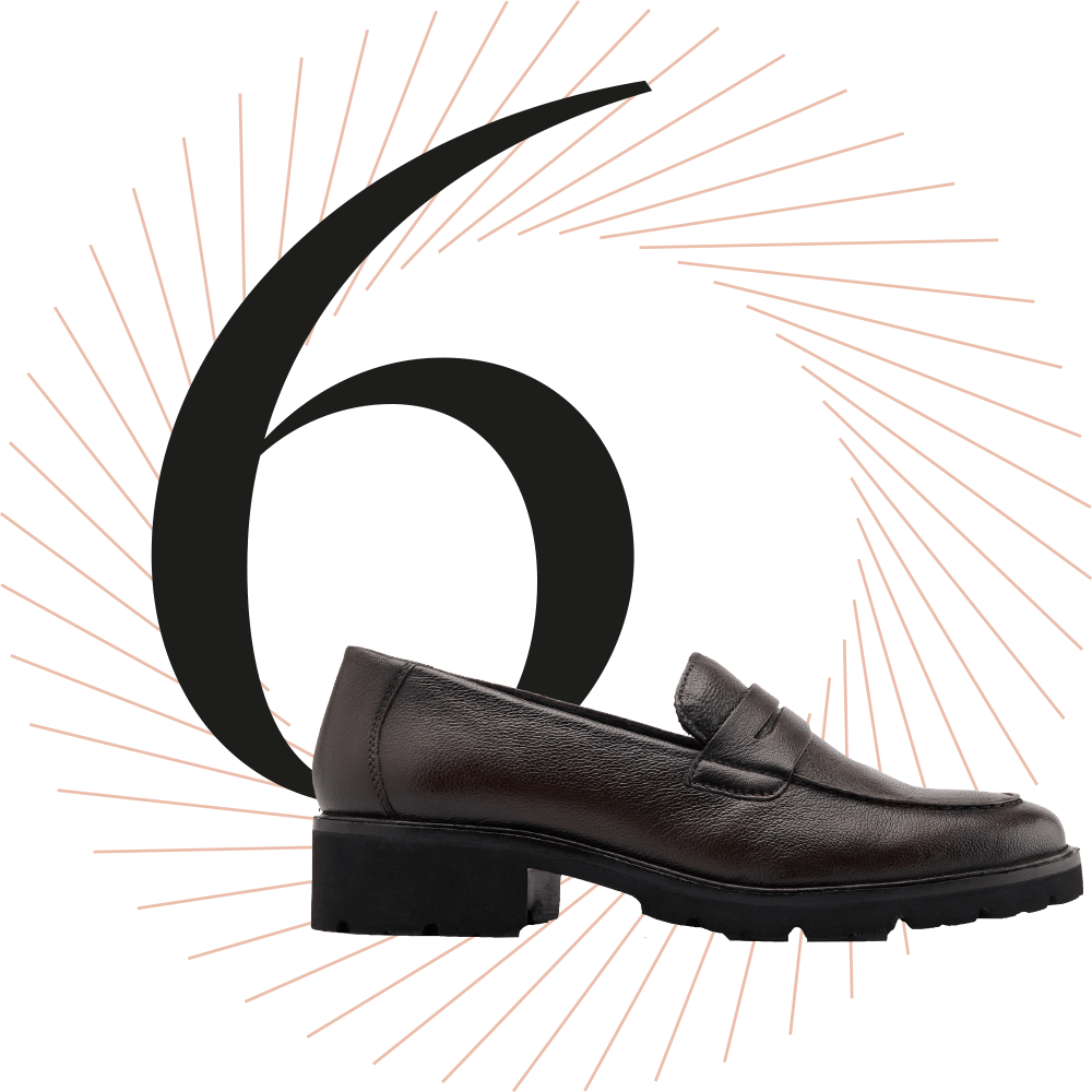 Ein dunkelbrauner Loafer, eine schwarze Ziffer 6 im Hintergrund 