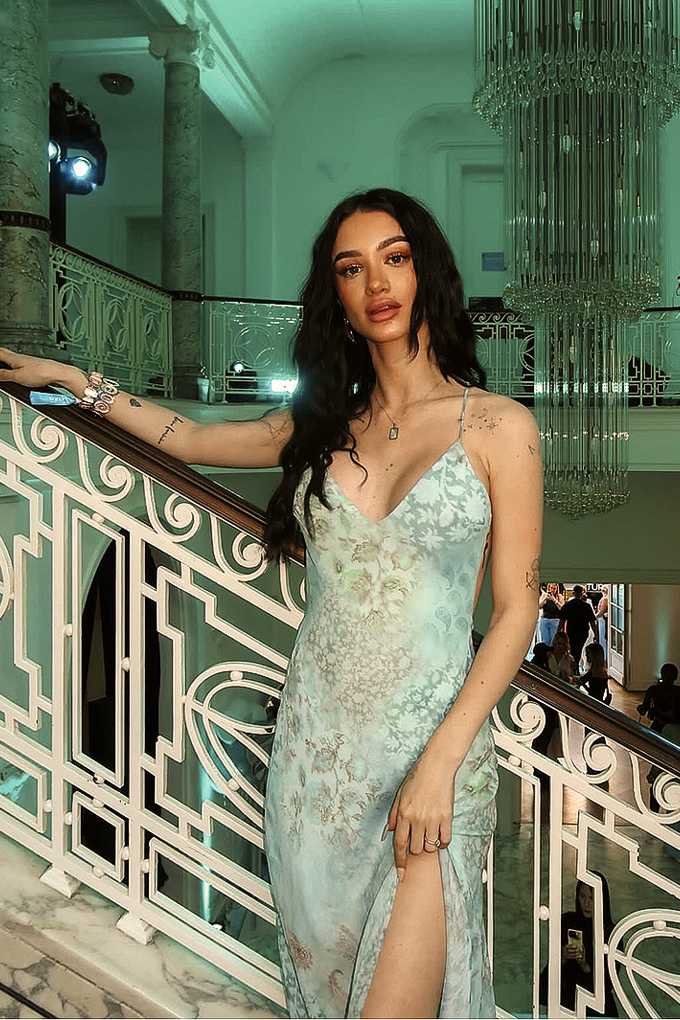 Fashion-Influencerin Rossella im eleganten Ballkleid in Türkis, steht in Villa Boisseree