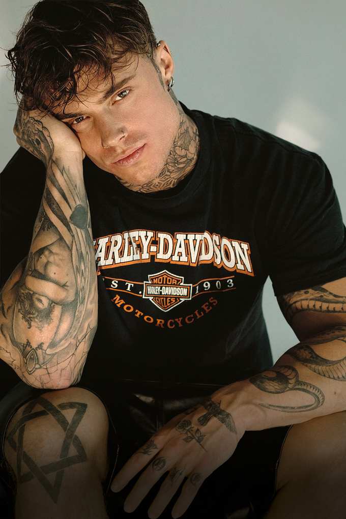 Influencer Samuel Dohmen in schwarzem Harley Davidson-Shirt