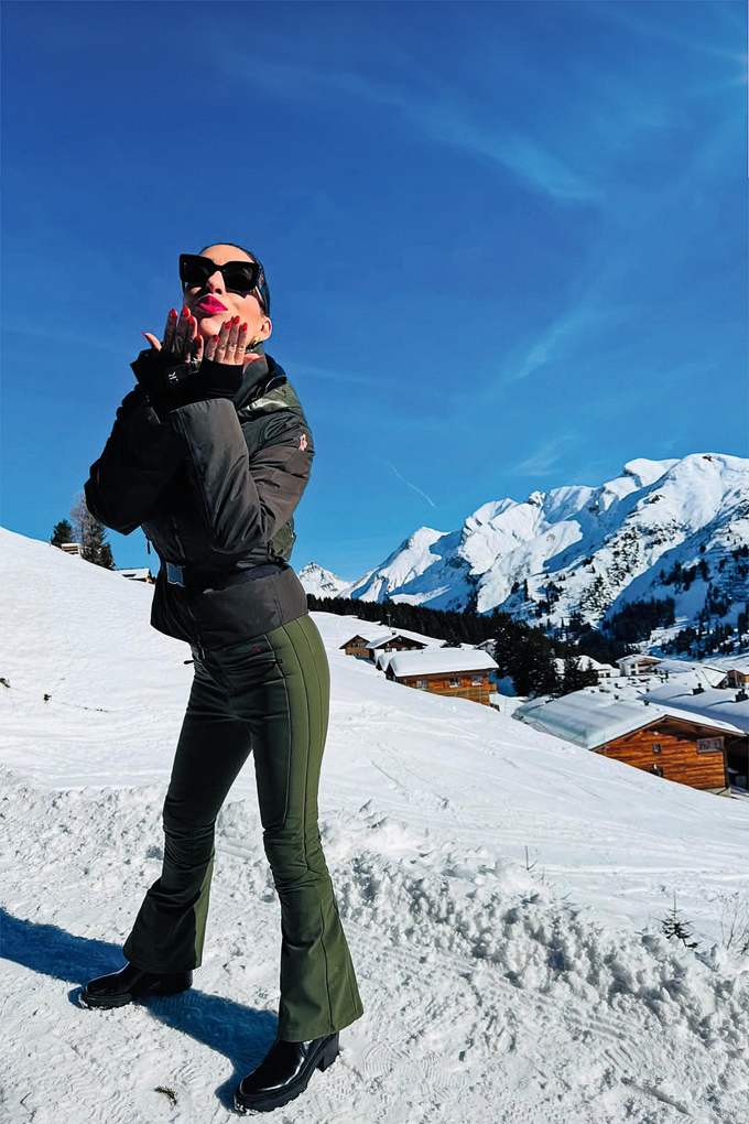 Tijen Onaran posiert in Ski-Outfit vor Winterkulisse