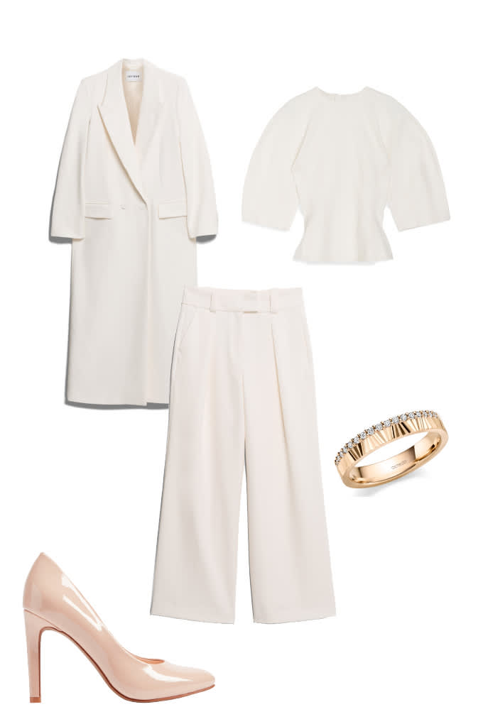 Outfit mit weißem Pantsuit, passendem Mantel, hellen Pumps und Diamant-Schmuck