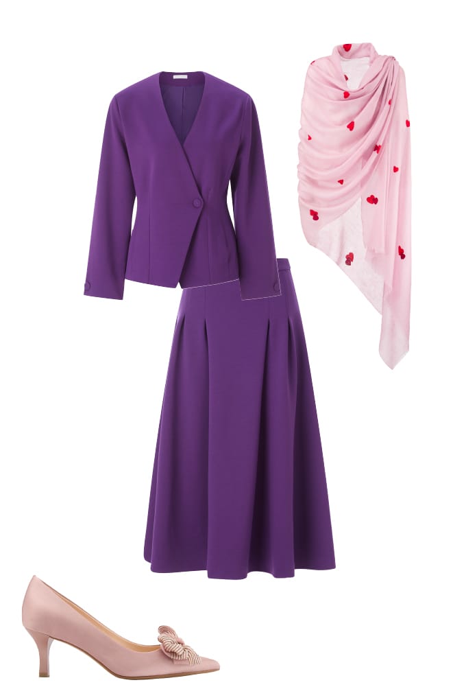 Violettes Winterhochzeit-Outfit mit Jacke im Tailoring-Stil, passendem Midirock und rosa Schal