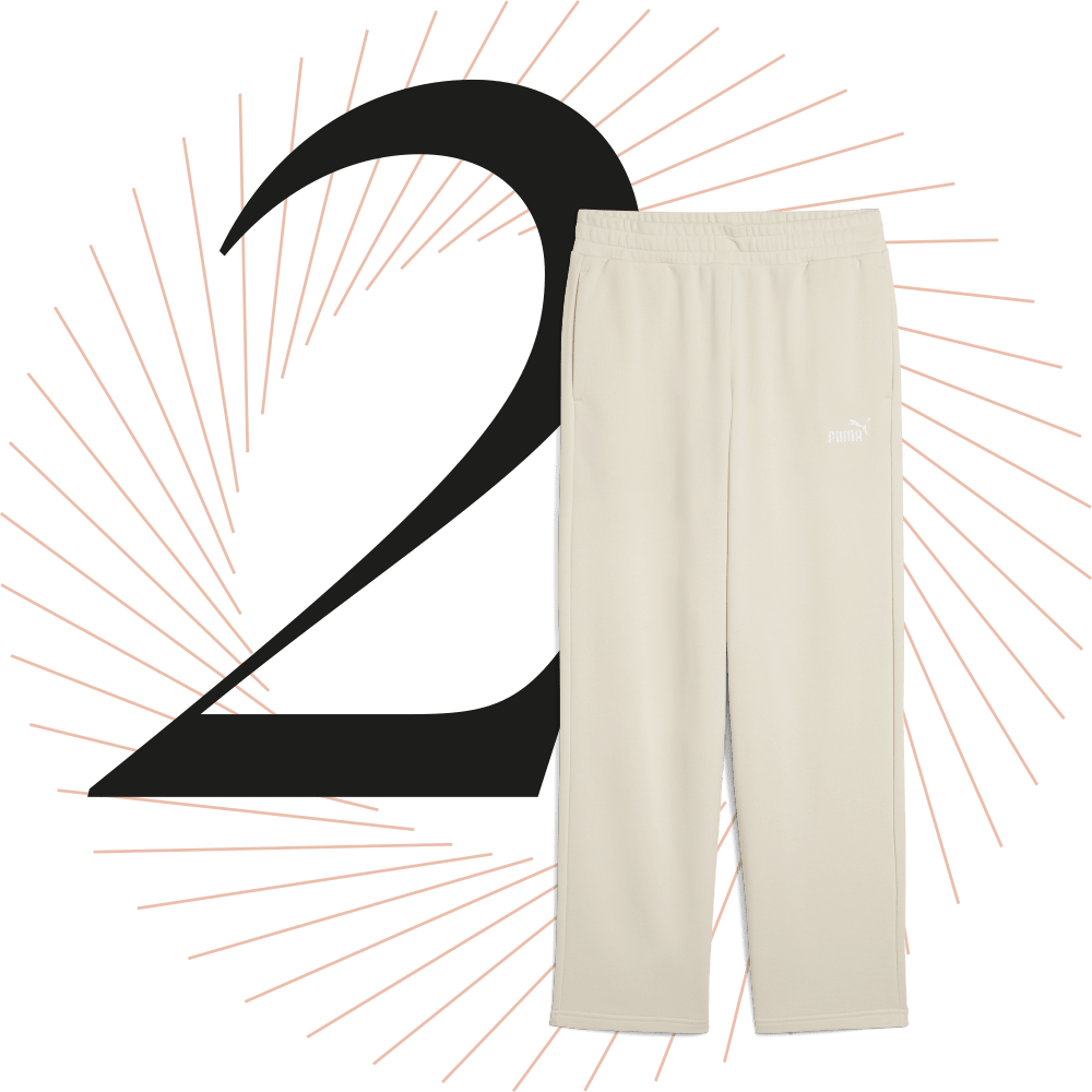 Sandfarbene Jogpants, schwarze Ziffer 2 im Hintergrund