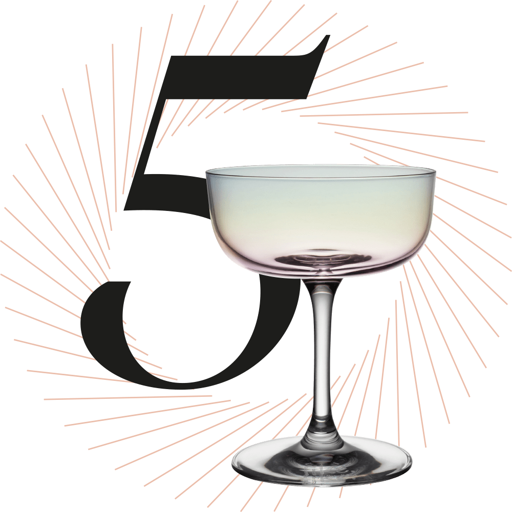 Elegantes Cocktailglas, schwarze Ziffer 5 im Hintergrund