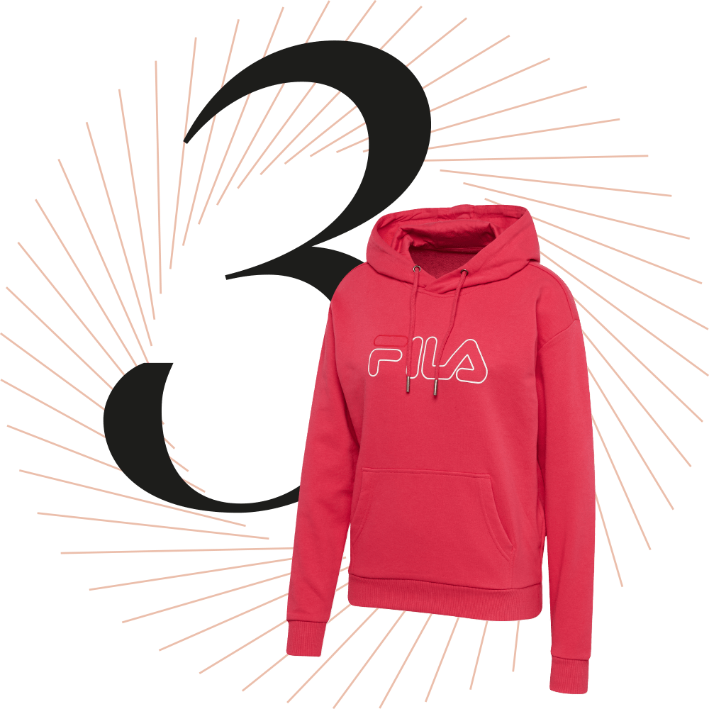 Roter Hoodie der Marke FILA, schwarze Ziffer 3 im Hintergrund