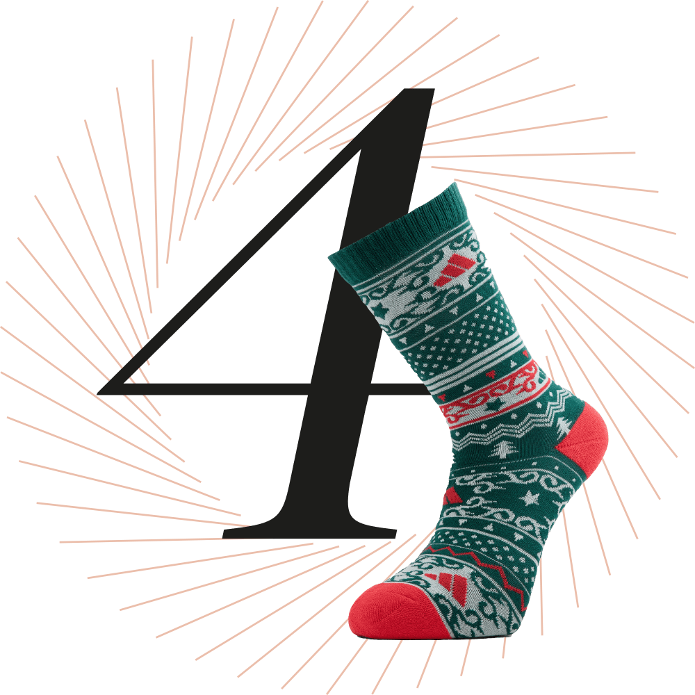 Socken im weihnachtlichen Design, schwarze Ziffer 4 im Hintergrund