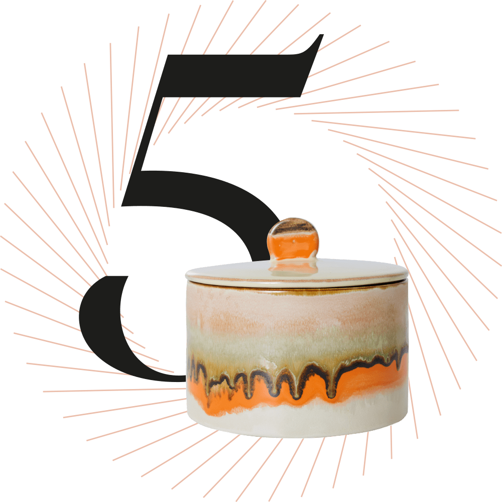 Keksdose in dekorativem Design, schwarze Ziffer 5 im Hintergrund