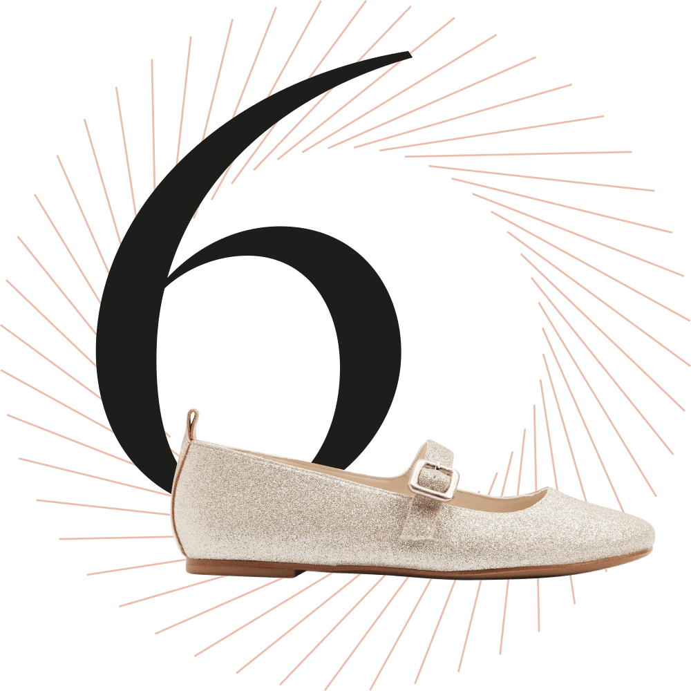 Beige Pumps, schwarze Ziffer 6 im Hintergrund