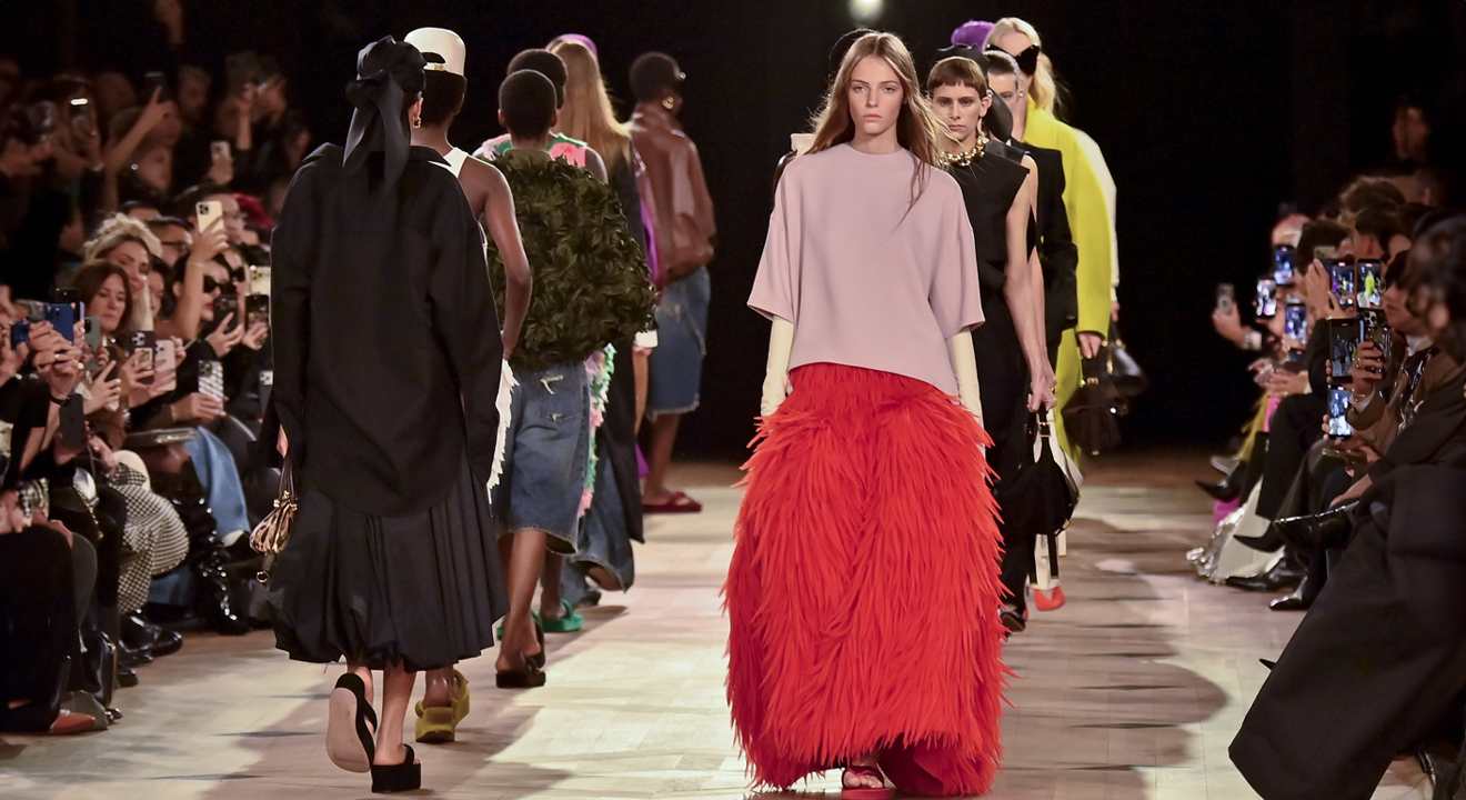 Models auf dem Laufsteg mit der Fashion Week Kollektion von Balenciaga unter Pierpaolo Piccioli