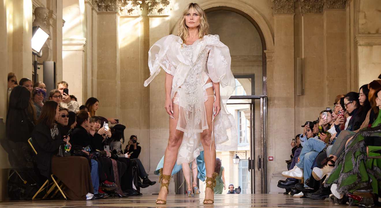 Heidi Klum auf dem Laufsteg in weißem Outfit 