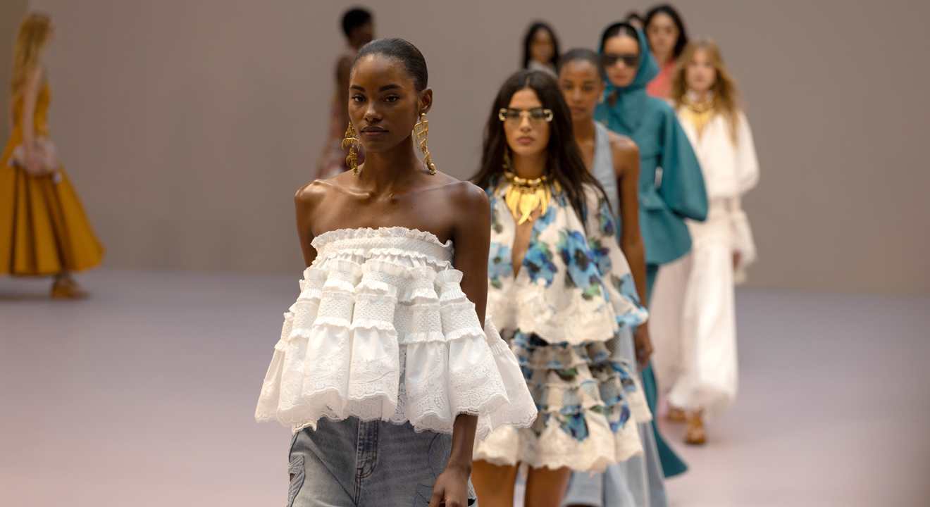 Jeder mit eigenem Stil: Models mit persönlich betonten Features und individuellem Make-up 