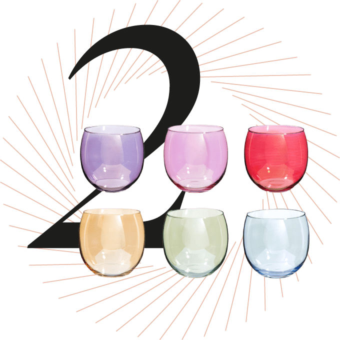 Kollektion bunter Kristallgläser, schwarze Ziffer 2 im Hintergrund