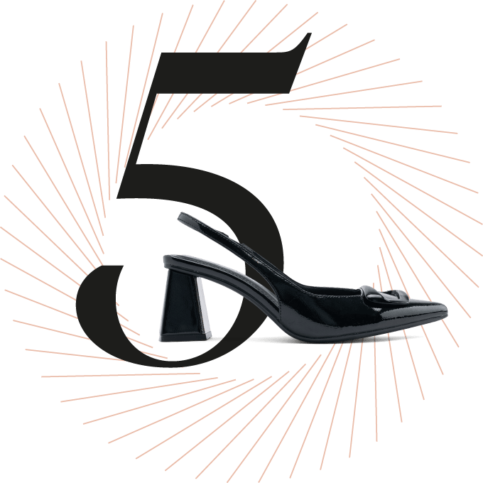 Schwarzer Slingback-Schuh, schwarze Ziffer 5 im Hintergrund
