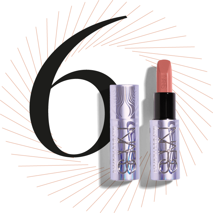 Türkis-glitzerner Lippenstift, schwarze Ziffer 6 im Hintergrund