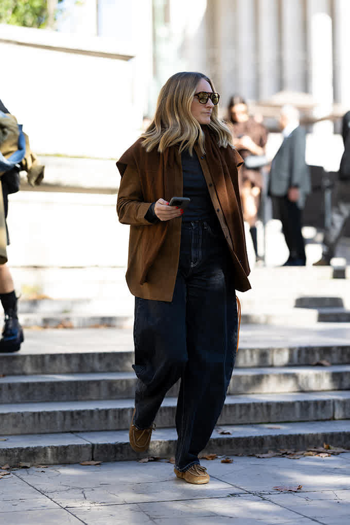 Frau läuft auf Steintreppe, trägt cognacfarbenes Shacket aus Velours