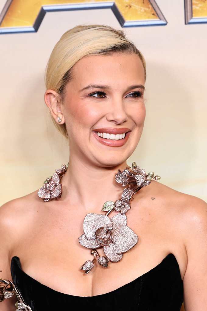 Millie Bobby Brown mit Blumen-Halskette und schwarzem Kleid 