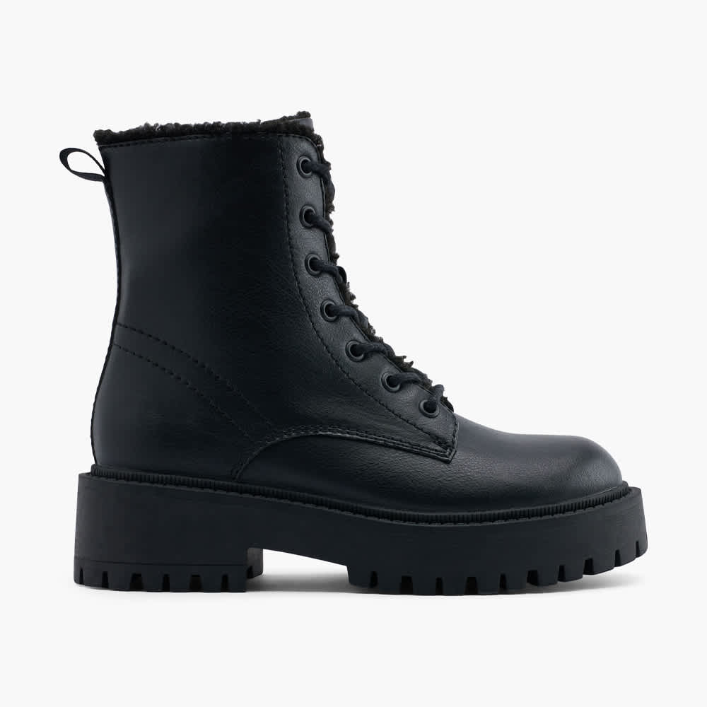 Schwarzer Boot mit dicker Sohle