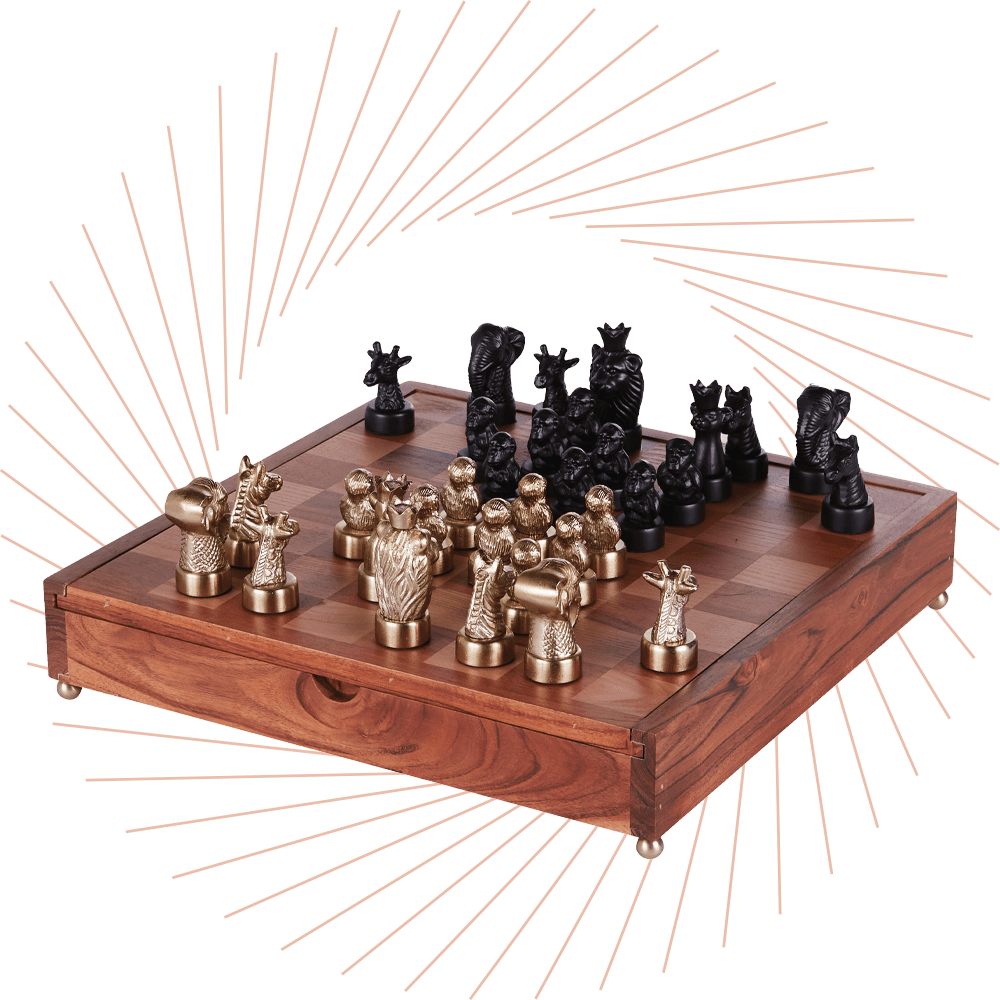 Ein Schachbrett aus Holz mit Figuren 