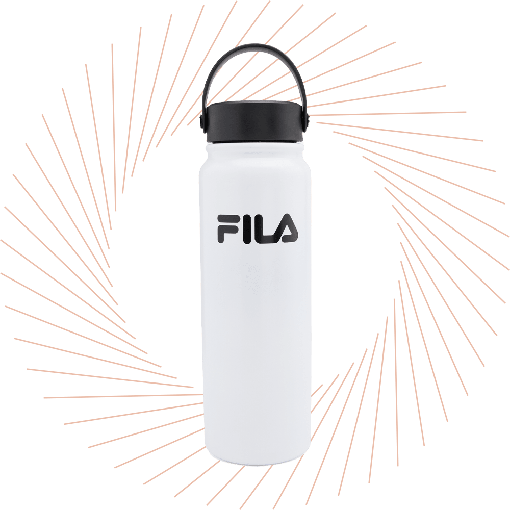 Weiße Plastik-Wasserflasche mit schwarzer Kappe und "FILA"-Aufdruck