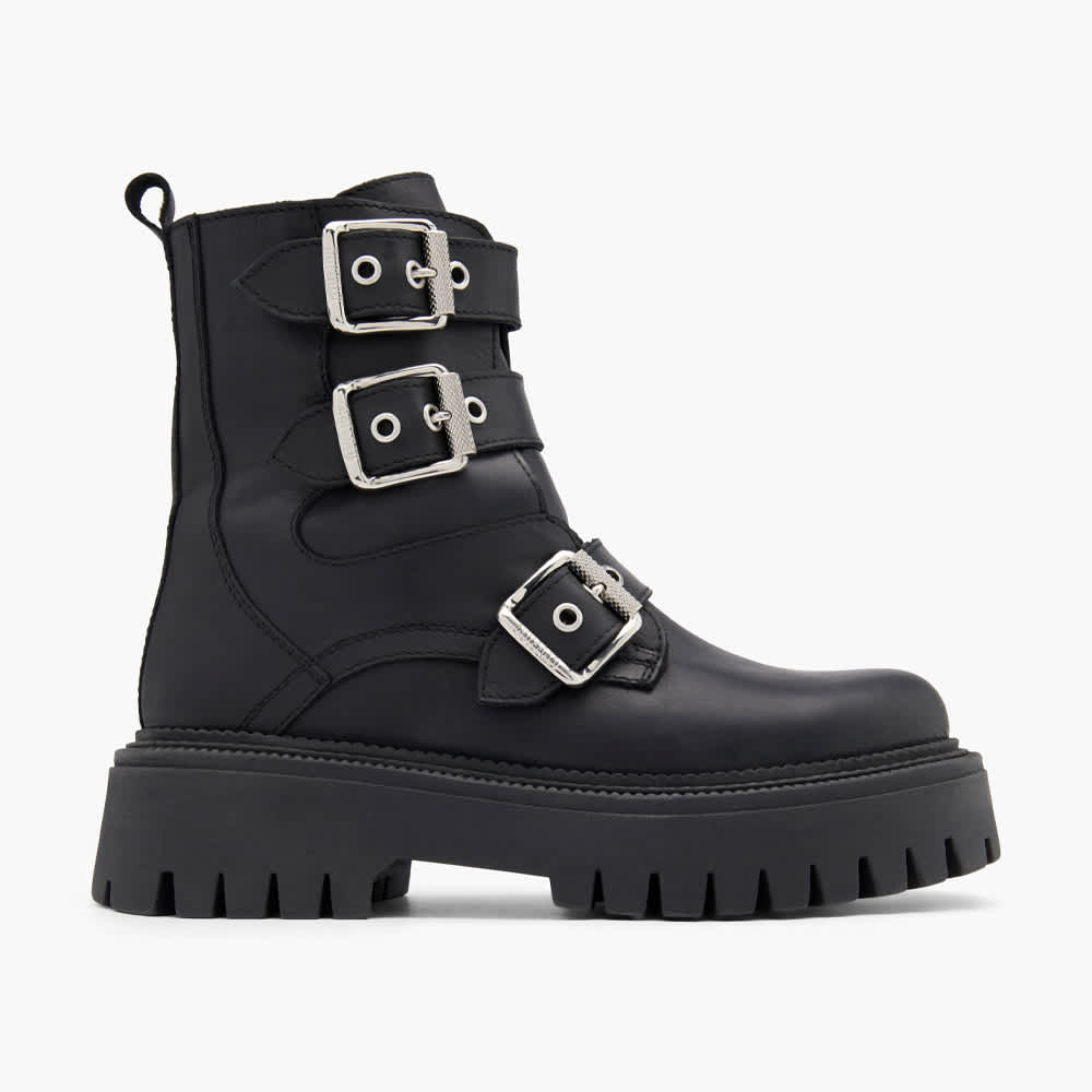 Schwarzer Boot mit hohem Schaft und drei silbernen Schnallen