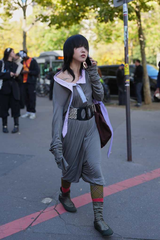 Frau trägt hellgrauen Jumpsuit im Grunge-Style