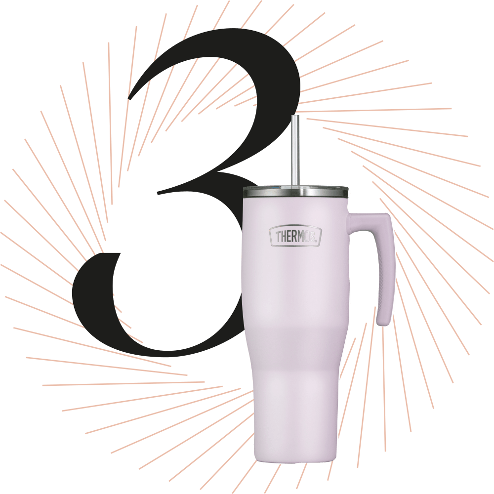 Rosafarbene Thermotasse, schwarze Ziffer 3 im Hintergrund