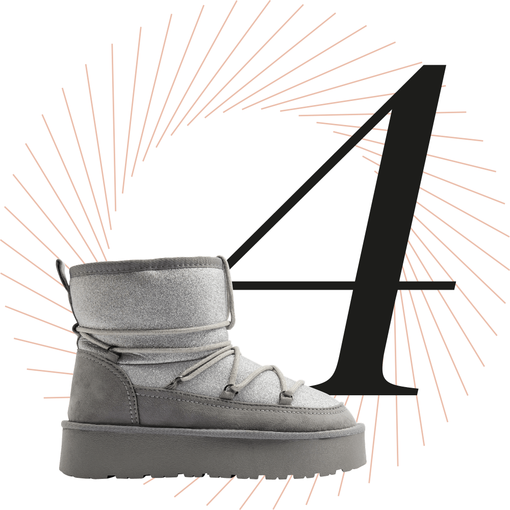 Grauer Schneeboot, schwarze Ziffer 4 im Hintergrund