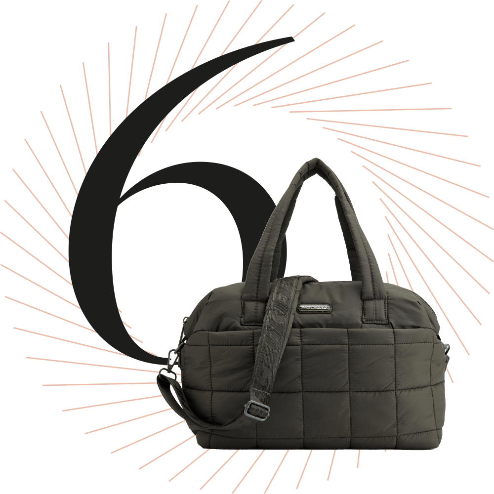 Schwarze Pufferbag in gestepptem Design, mit Tragegriffen, schwarze Ziffer 6 im Hintergrund