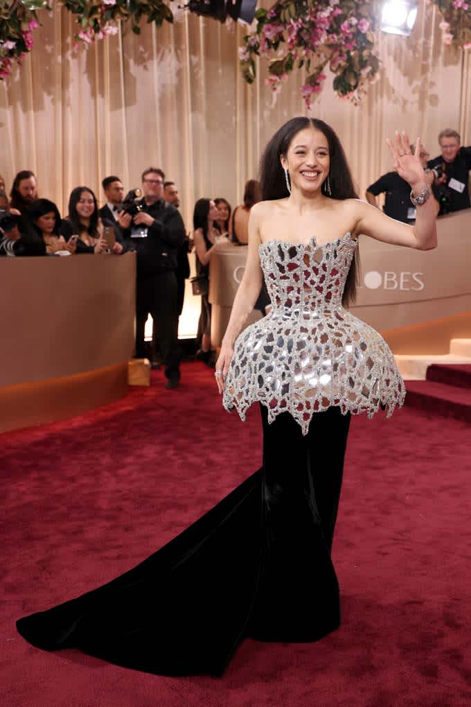 Schauspielerin Chase Infiniti in Stalaktiten-Dress mit schwarzem Underdress