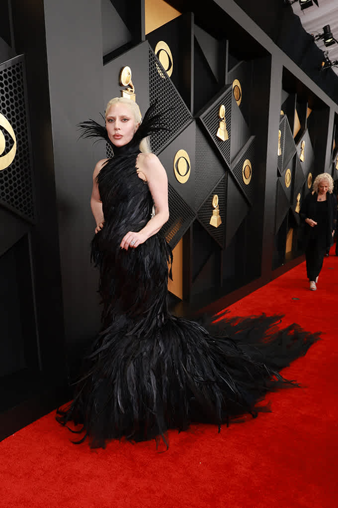 Lady Gaga in Matières Fécales-Outfit bei den Grammys 2026