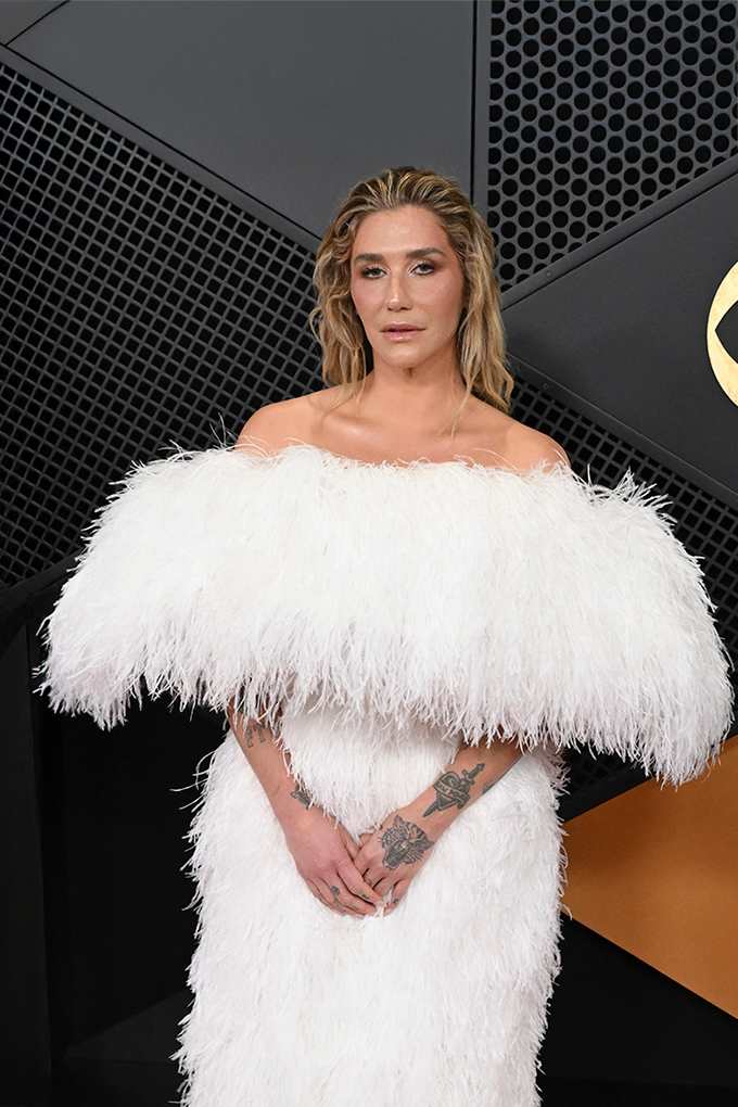 Kesha bei den Grammy Awards, trägt schulterfreies Kleid mit weißen Federn