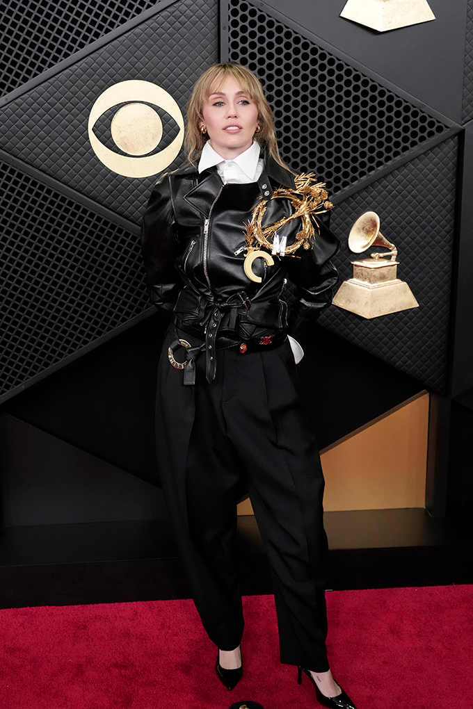 Sängerin Miley Cyrus trägt Celine-Suit bei den Grammy Awards 2026