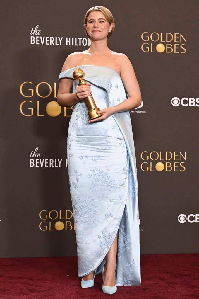 Jessie Buckley trägt Dior-Kleid und trägt Golden Globe in den Händen