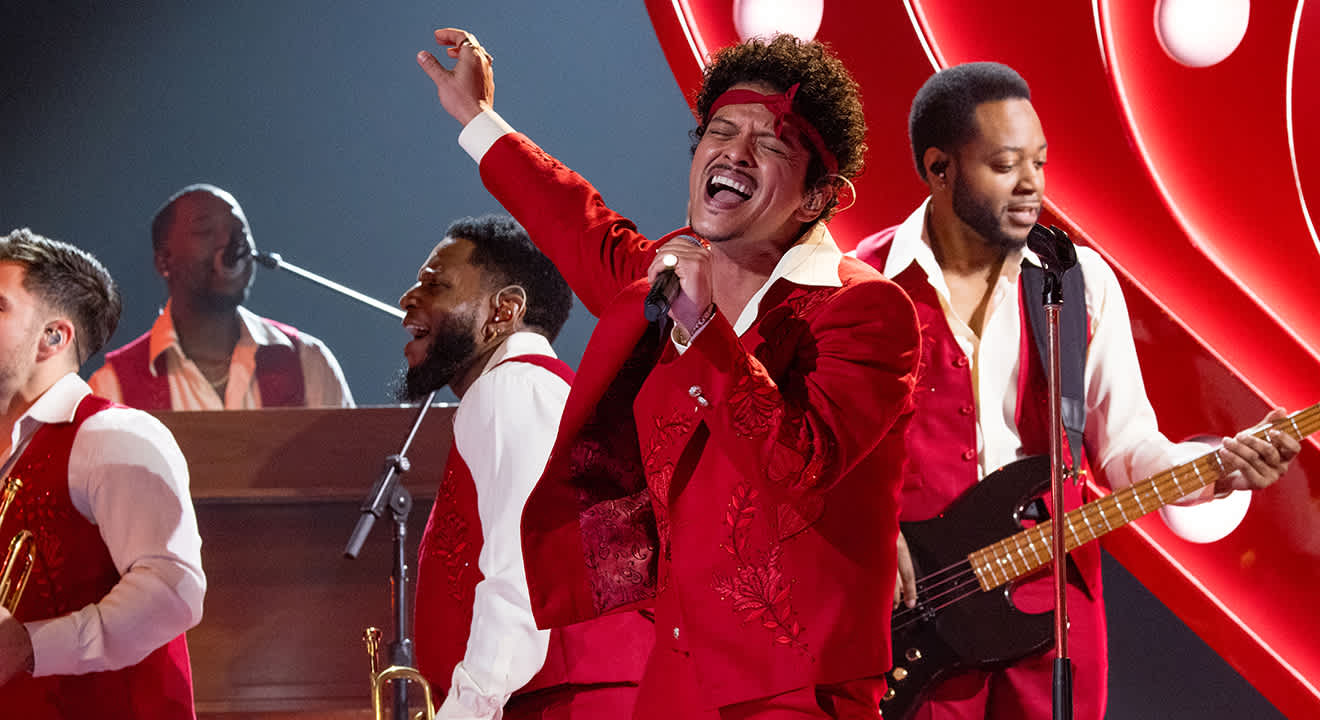Bruno Mars performt mit Band bei den Grammy Awards 2026