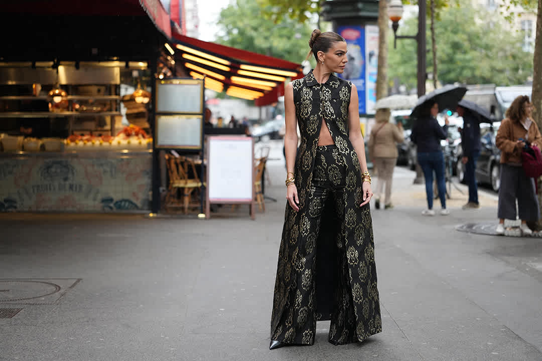 Frau in All-over-Jacquard-Look steht in urbaner Kulisse